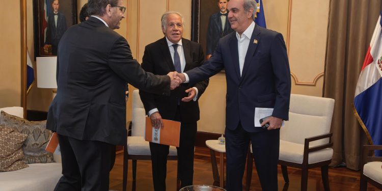 Abinader recibe en Palacio al secretario general de la OEA, Luis Almagro