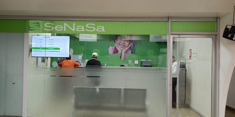 Periodista Logan Jiménez denuncia abuso verbal por parte de empleada del SeNaSa mientras buscaba atención a su hija