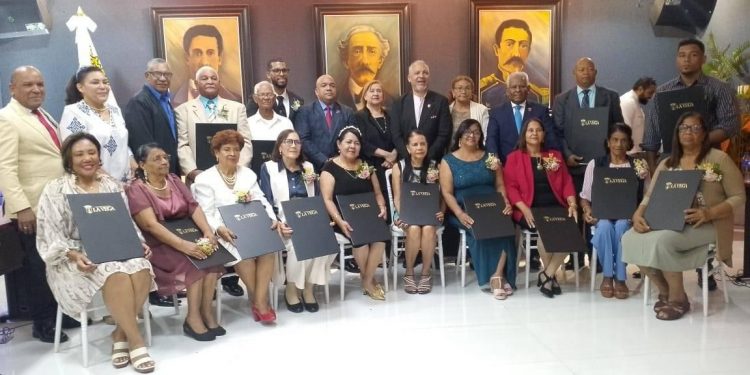 Alcalde interino de La Vega, arquitecto Joel Martínez encabezó entrega al “ Mérito magisterial”