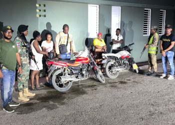 Ejército envía a la justicia a motociclistas que transportaban indocumentados haitianos