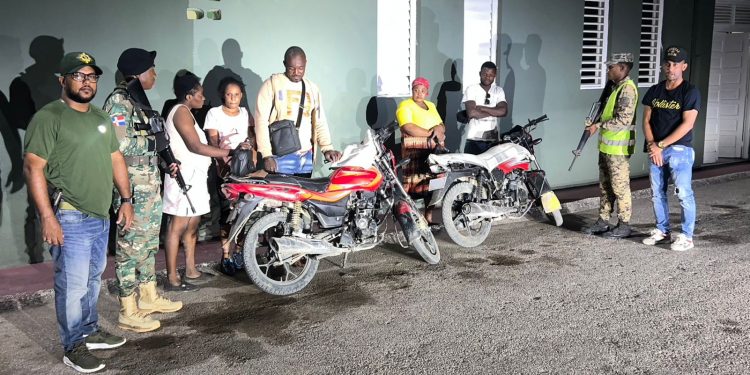 Ejército envía a la justicia a motociclistas que transportaban indocumentados haitianos