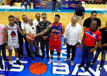Director IDOPPRIL hace saque de honor XXX Torneo de Baloncesto Superior La Vega