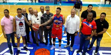 Director IDOPPRIL hace saque de honor XXX Torneo de Baloncesto Superior La Vega