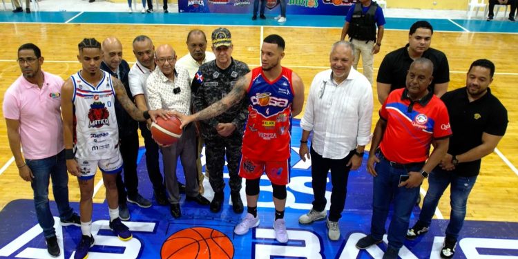 Director IDOPPRIL hace saque de honor XXX Torneo de Baloncesto Superior La Vega
