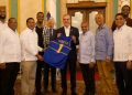 Abinader recibe al club Mauricio Báez, campeón baloncesto DN