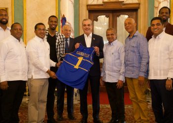 Abinader recibe al club Mauricio Báez, campeón baloncesto DN