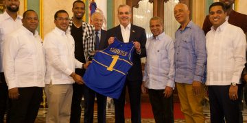 Abinader recibe al club Mauricio Báez, campeón baloncesto DN