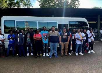 En Valverde detienen minibús con 24  haitianos ilegales