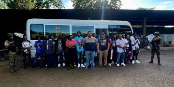 En Valverde detienen minibús con 24  haitianos ilegales