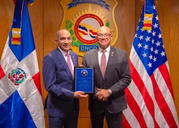 DIRECTOR DE LOS MARSHALS DE  EEUU VISITA DNCD Y RECONOCE SU PRESIDENTE VICEALMIRANTE JOSÉ MANUEL CABRERA ULLOA