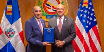 DIRECTOR DE LOS MARSHALS DE  EEUU VISITA DNCD Y RECONOCE SU PRESIDENTE VICEALMIRANTE JOSÉ MANUEL CABRERA ULLOA