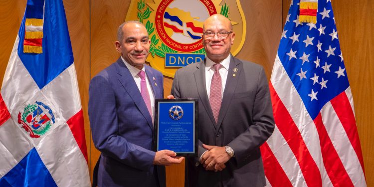DIRECTOR DE LOS MARSHALS DE  EEUU VISITA DNCD Y RECONOCE SU PRESIDENTE VICEALMIRANTE JOSÉ MANUEL CABRERA ULLOA