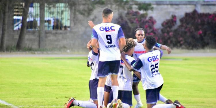 Salcedo FC golea 3-0 a Moca FC en el «Derbi de los Vecinos»