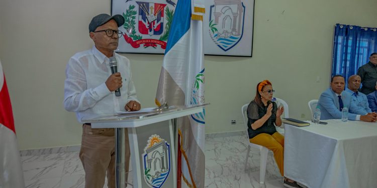 ALCALDE RAMÓN CANDELARIA RESPALDA PROCONSUMIDOR, Y EXIGE COMPROMISO DE EMPRESARIOS EN REGULARIZACIÓN DE PLAYA BOCA CHICA