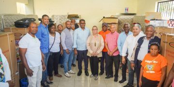 Gobierno asiste familias afectadas por incendio en Los Platanitos de Santiago