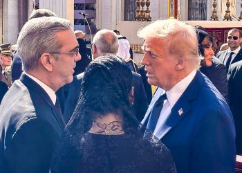 Abinader y Trump conversan brevemente durante ceremonial al Papa Francisco