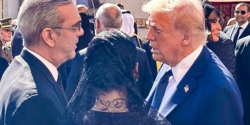 Abinader y Trump conversan brevemente durante ceremonial al Papa Francisco