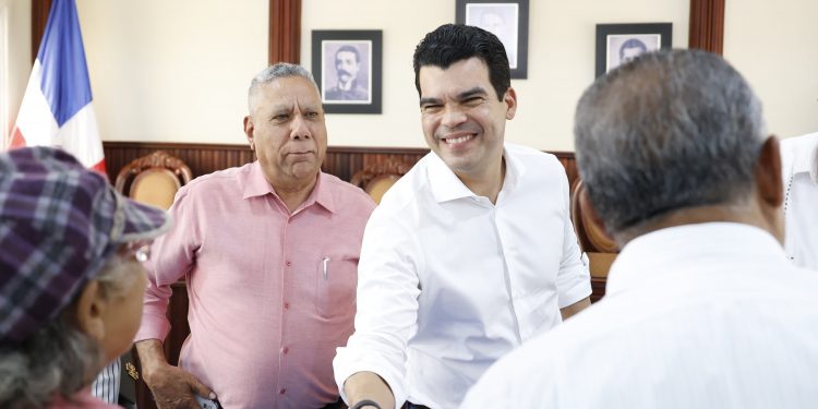 Wellington Arnaud se reune con comunitarios de Sajoma a quienes informa construcción de nuevo acueducto
