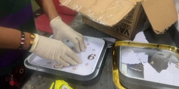 DNCD FRUSTRA ENVÍO DE COCAÍNA A ESTADOS UNIDOS CAMUFLADA EN RELOJ DE PARED