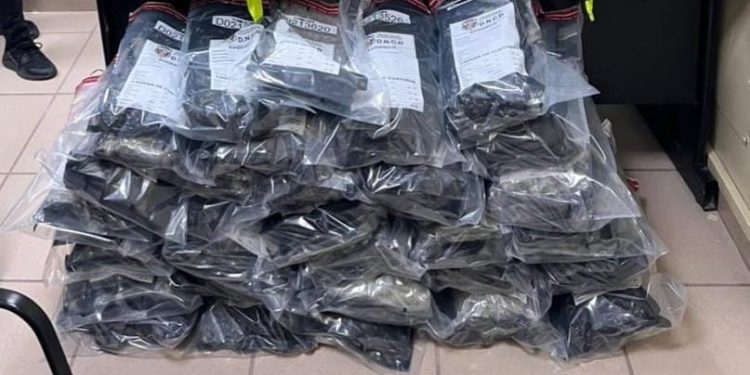 AEROPUERTO CIBAO: ARRESTAN MUJER CON DOS MALETAS LLENAS PRESUMIBLEMENTE MARIHUANA