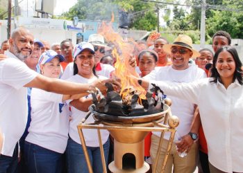 Neyba recibe con júbilo la antorcha de los Juegos Deportivos Fronterizos 2025
