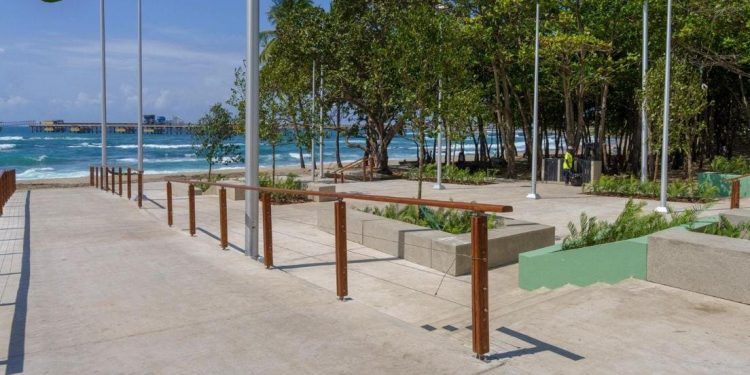 Abinader y ministro Collado inauguran malecón de Haina