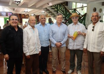 Ex ministros de Agricultura sostienen encuentro con el director del IICA en San Cristóbal