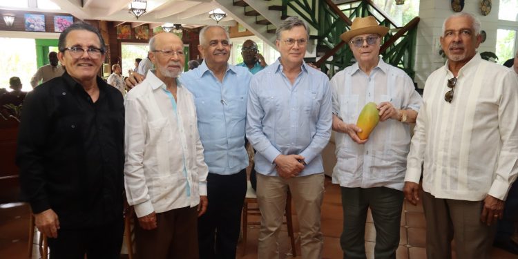 Ex ministros de Agricultura sostienen encuentro con el director del IICA en San Cristóbal