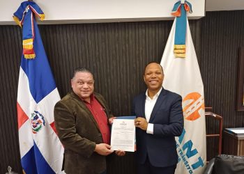 Director del Intrant entrega licencia de transporte escolar a CONACHOTTRANSC