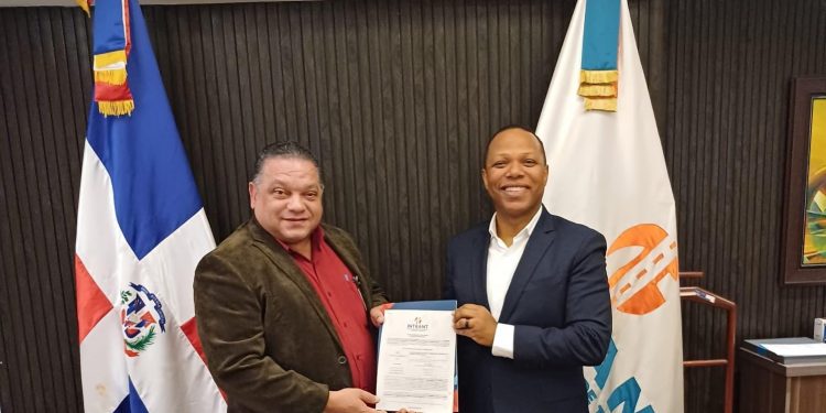 Director del Intrant entrega licencia de transporte escolar a CONACHOTTRANSC