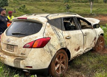 Sacan vehículo Nissan Murano blanco, que permanecía sumergido en las aguas de la presa  Hatillo