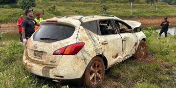 Sacan vehículo Nissan Murano blanco, que permanecía sumergido en las aguas de la presa  Hatillo
