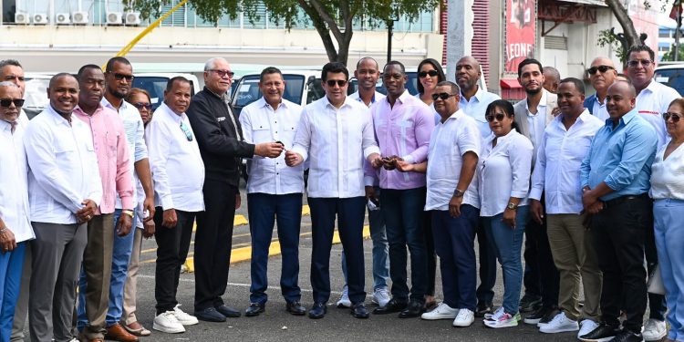 Collado inicia programa de sostenibilidad y entrega 38 camiones volteos a municipios y distrito municipales con vocación turística