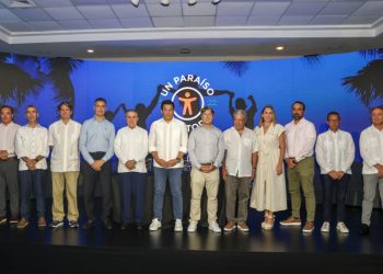 Collado inicia programa de sostenibilidad y entrega 38 camiones a municipios y distrito municipales turísticos