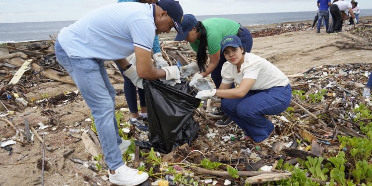 Colaboradores de OMSA recolectan más de 800 libras de basura en jornada de limpieza de playa
