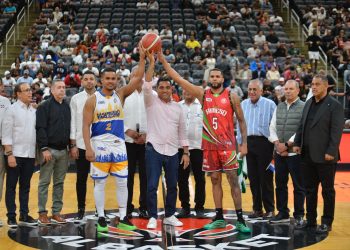 Ministro Kelvin Cruz hace saque de honor en juego Mauricio Báez vs Bameso en Prudential Center, New Jersey