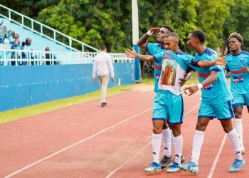 La pasión celeste se impone: Salcedo FC gana y es líder otra vez