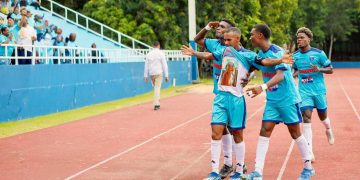 La pasión celeste se impone: Salcedo FC gana y es líder otra vez