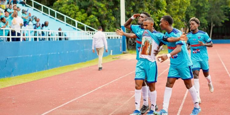 La pasión celeste se impone: Salcedo FC gana y es líder otra vez