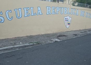 Comunitarios del Proyecto Salomé Ureña, de Sabana Perdida, advierten posible colapsamiento de pared, Escuela República de Ecuador