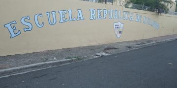 Comunitarios del Proyecto Salomé Ureña, de Sabana Perdida, advierten posible colapsamiento de pared, Escuela República de Ecuador