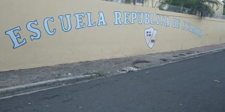 Comunitarios del Proyecto Salomé Ureña, de Sabana Perdida, advierten posible colapsamiento de pared, Escuela República de Ecuador