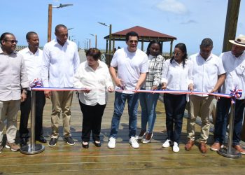 Ministro Collado entrega reconstruido muelle turístico de Miches
