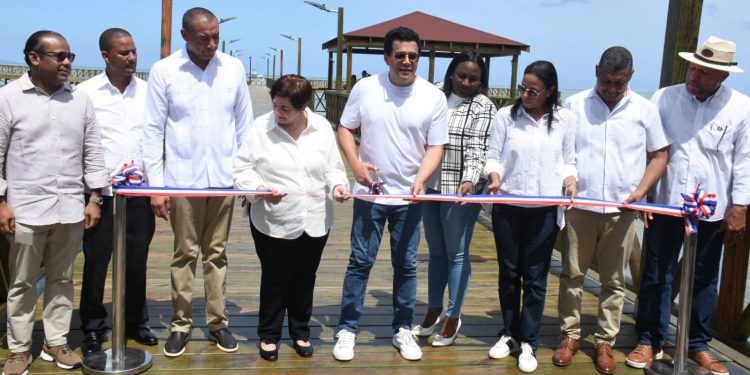 Ministro Collado entrega reconstruido muelle turístico de Miches