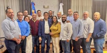 Kelvin Cruz se reúne con gerentes para iniciar el 12 de noviembre Basket Superior Vegano