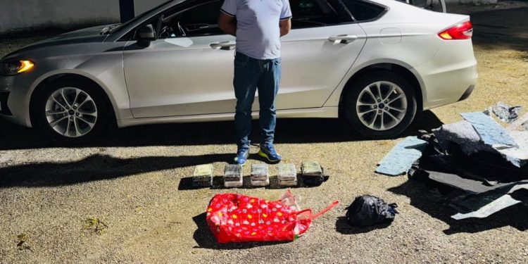 APRESAN HOMBRE EN BARAHONA A EN VEHÍCULO CON MAS DE 10,000 GRAMOS DE PRESUNTA COCAÍNA