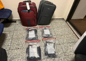 DETIENEN EXTRANJERA EN EL AILA CON 4 PAQUETES DE PRESUNTA COCAÍNA