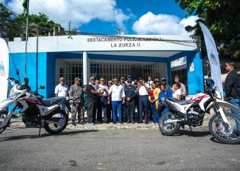 Propeep dona dos motocicletas al destacamento de la PN en La Zurza II para fortalecer seguridad en la zona