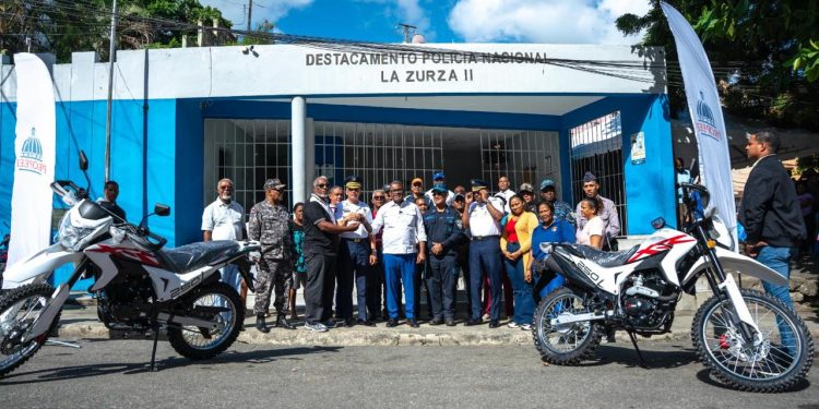 Propeep dona dos motocicletas al destacamento de la PN en La Zurza II para fortalecer seguridad en la zona