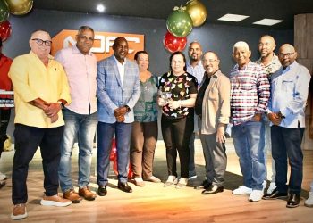 Reporteros Gráficos de TV reconoce a Claudia Rodríguez por su trayectoria periodística